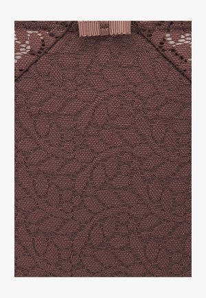 Duboko ljubicasta teksturirana tkanina s uzdignutim cvjetnim i listnim uzorcima te finim čipkastim obrubom od mrežice duž gornjeg ruba.