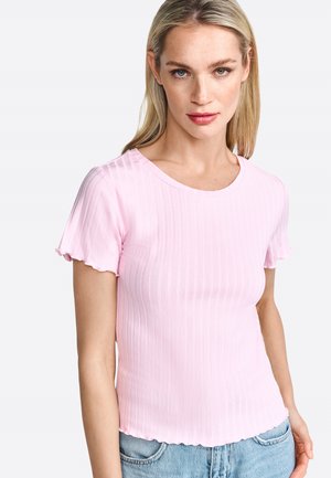 Haut rose clair à manches courtes avec un col rond et un ourlet scallopé, fabriqué dans un tissu doux et extensible.