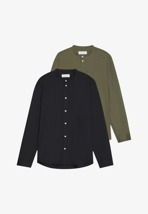 Kaks pikka varrukaga särki: üks must ja üks oliivroheline. Mõlemal on rihmakaelus, eesnupud ja lõdva istuvuse. Valmistatud siledast kangast.