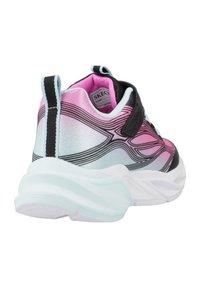 Zapatilla deportiva de Skechers con un diseño degradado en rosa y negro, parte superior de sintético suave, cuello acolchado y suela blanca gruesa.