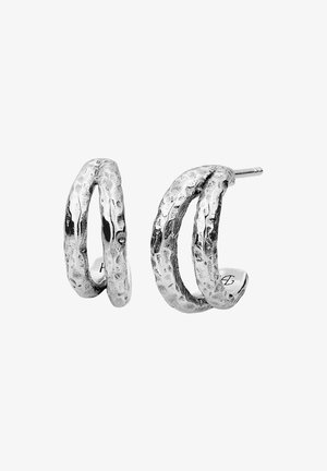 Sølv hoop øreringe med en tekstureret, hamret finish. Designet har to sammenflettede løkker med en poleret bagside og nålelukning.