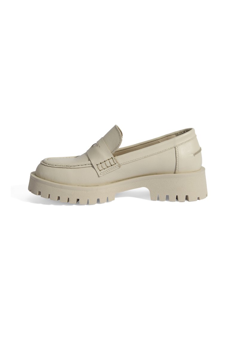 Beige leren loafers met een chunky, gestructureerde zool. Beschikt over een gestikt ontwerp op de bovenkant en een platte, ronde neus.