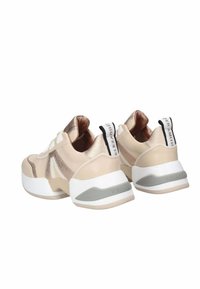 Sneakers in pelle beige con accenti metallici, suole bianche, pannelli testurizzati e una linguetta con "ALEXANDER SMITH" sul tallone.