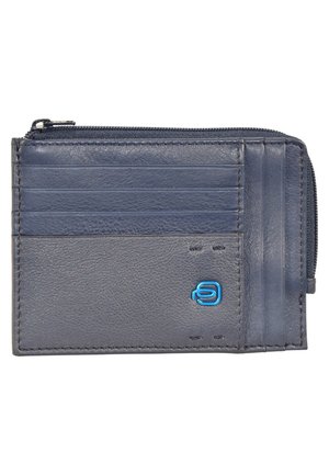 Portafoglio in pelle navy con logo blu, dotato di svariati vani per carte, una tasca con zip e una texture liscia. Design sottile per un ingombro ridotto.
