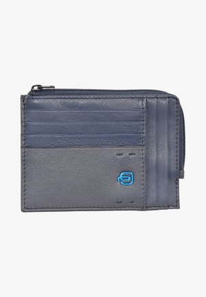 Portafoglio in pelle navy con logo blu, dotato di svariati vani per carte, una tasca con zip e una texture liscia. Design sottile per un ingombro ridotto.