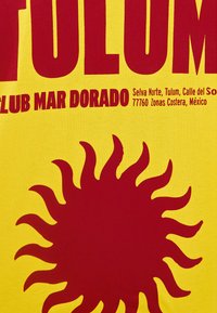 T-shirt jaune avec un texte en rouge vif indiquant "TULUM CLUB MAR DORADO" et un grand graphique de soleil rouge avec des rayons ondulés. Texture lisse.