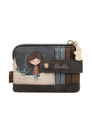 Pequeña cartera rectangular con cremallera y broche, con una ilustración de una niña de dibujos animados y el nombre Anekke en una correa oscura.