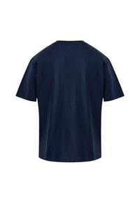 Camiseta de algodón azul marino con mangas cortas, escote redondo y un diseño simple y limpio. La vista trasera muestra una textura suave y sin adornos.