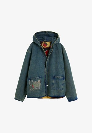 Džínová bunda s kapucňou, s gombíkmi vpredu, dvoma vreckami vpredu a vyšívanými vzormi v modrej a červenej farbe. Podšitá vzorovanou látkou.