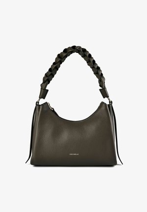 Dunkelbraune Lederhandtasche mit geflochtenem Griff, abgerundetem Reißverschluss oben und kleinem goldfarbenem Markenlogo vorne in der Mitte.