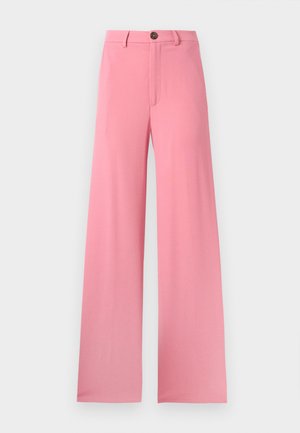 Pantalon large taille haute rose avec passants de ceinture et une fermeture à bouton marron unique à l'avant de la ceinture.