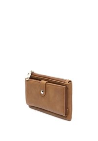Portafoglio in pelle marrone con chiusura a zip, design piatto, pattina frontale con bottone a scatto e cuciture a vista. Superficie testurizzata.