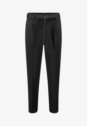 Czarne spodnie z krojem zwężającym się ku dołowi, materiałowym paskiem w talii, kieszeniami po bokach oraz gładką fakturą. Posiadają klasyczny, wysokogatunkowy fason z wysokim stanem.