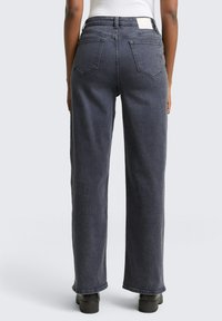 Ciemnoszare dżinsy o szerokich nogawkach z wysokim stanem, dwoma tylnymi kieszeniami i czystym wykończeniem, uzupełnione gładką fakturą denimu.