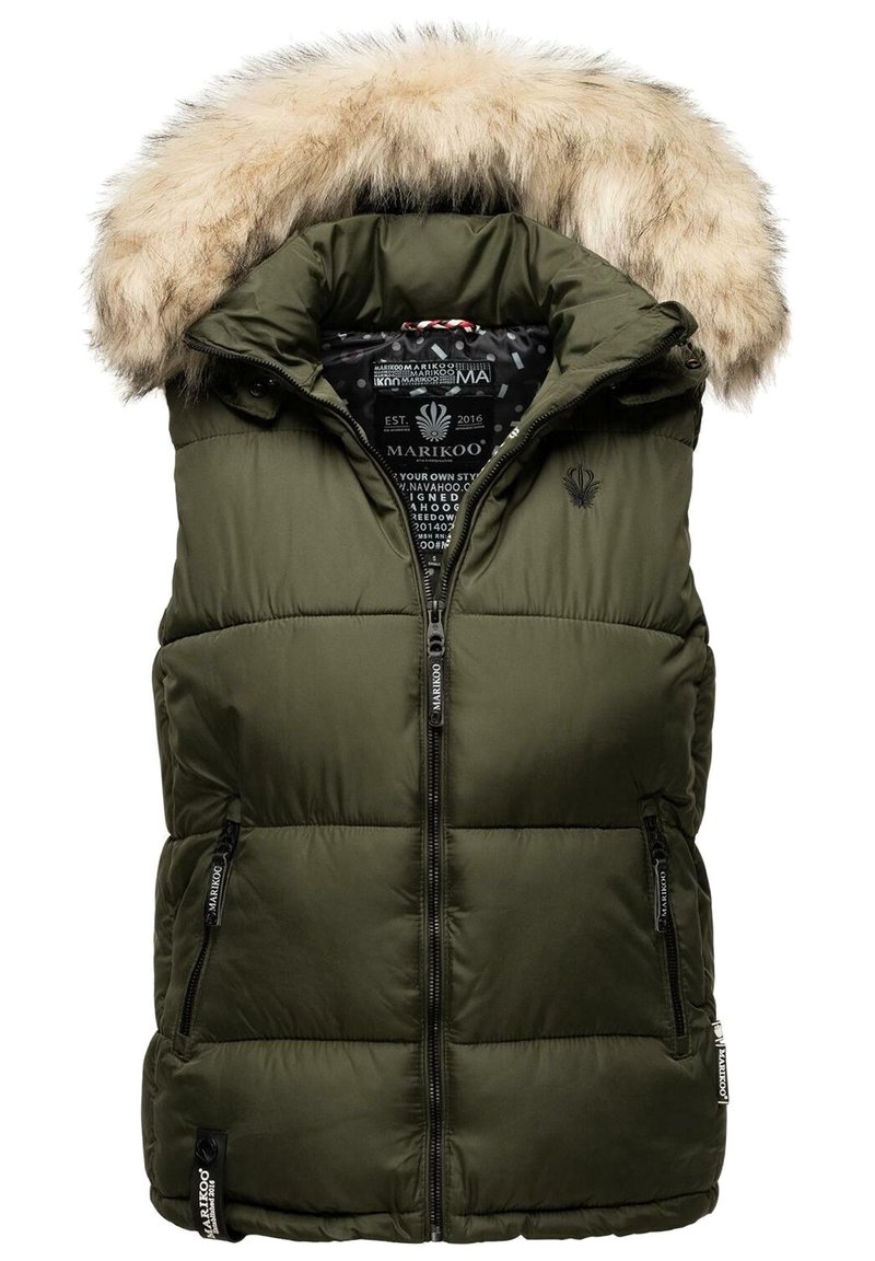 Olivgrön vadderad väst med huva som är fodrad med päls, dragkedjestängning och två sidofickor. Har ribbat detaljer och logotypaccenter.