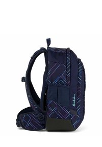 Sac à dos bleu marine avec des lignes géométriques violettes et bleues, sangles rembourrées, ceinture abdominale et poche latérale, marqué "Satch" en bleu clair.