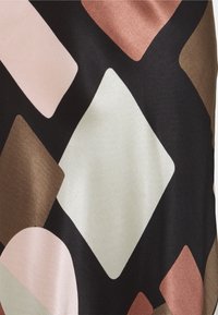 Kuvioitu kangas, jossa on abstract geometrisia muotoja vaaleanpunaisessa, valkoisessa, ruskeassa ja mustassa, joka on sileä ja kiiltävä.