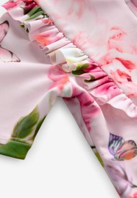 Bloemmotief stof in tinten roze met rimpelranden. Bevat vlinders en groene bladeren op een zachte, rekbare stof.