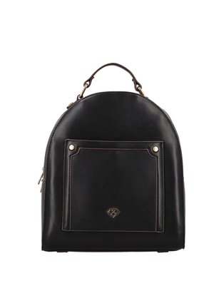 Rucsac din piele neagră, cu formă rotunjită, cusături maro, buzunar frontal, accesorii aurii și maner superior. Suprafață texturată cu detalii minime.