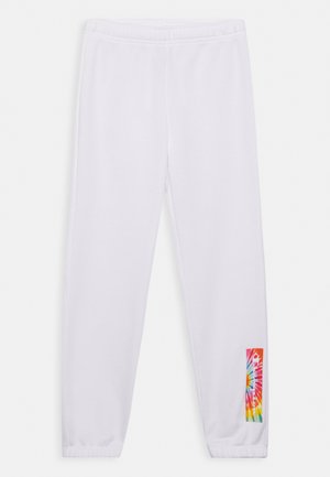 Calças de treino brancas com uma cintura elástica e punhos, apresentando um gráfico colorido de tie-dye na perna esquerda. Textura de tecido suave.