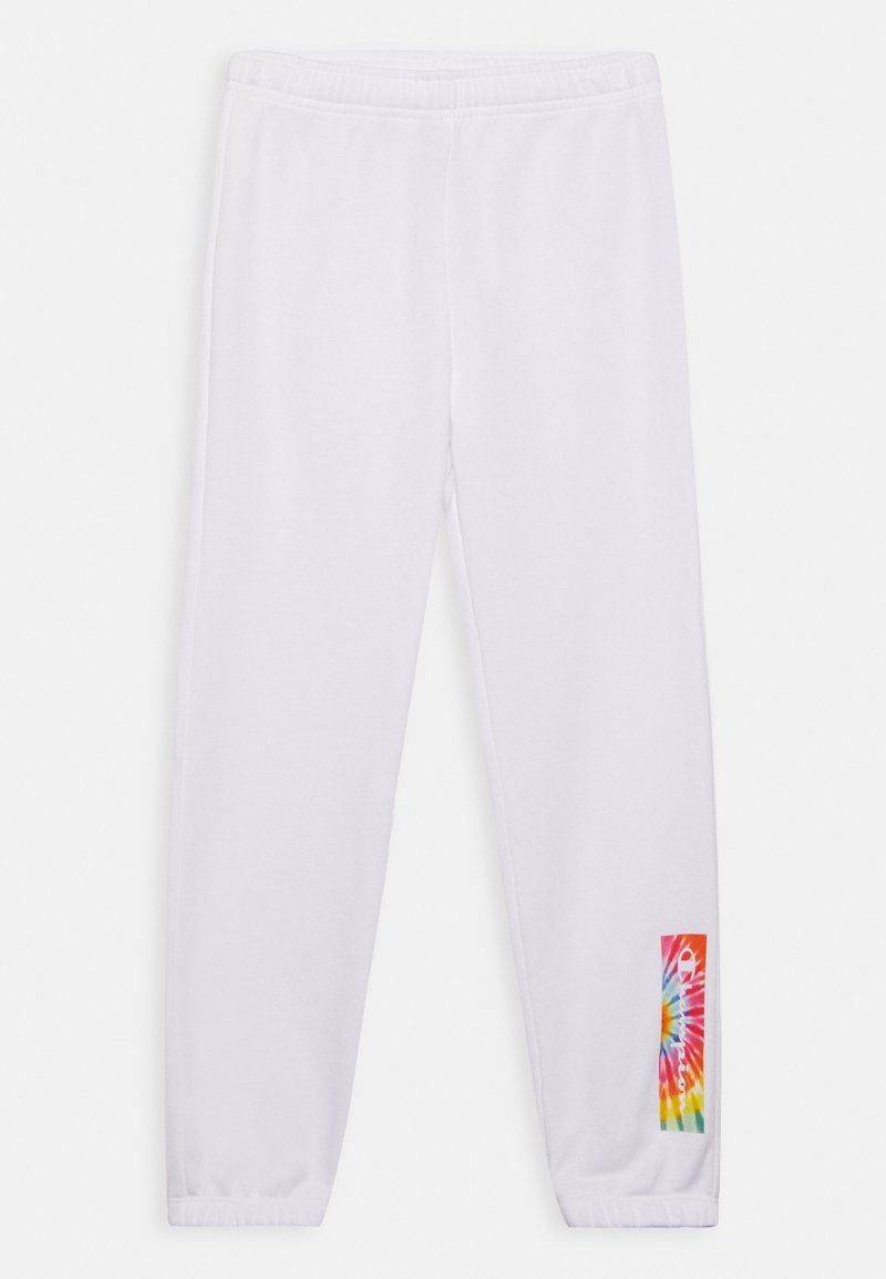 Calças de treino brancas com uma cintura elástica e punhos, apresentando um gráfico colorido de tie-dye na perna esquerda. Textura de tecido suave.