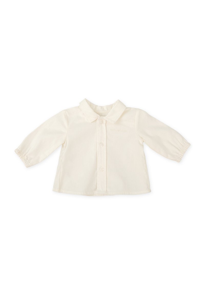 Camisa de algodón color crema con cuello, frente abotonado y mangas largas con puños fruncidos. Diseño liso, textura ligera.