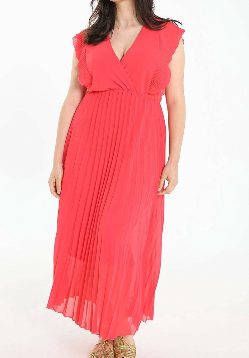 Longue robe corail plissée avec manches à volants et décolleté plongeant en V, en matériau léger, fluide jusqu'aux chevilles.