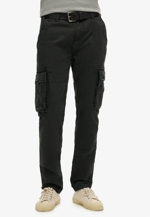 Pantalons cargo noirs avec plusieurs poches latérales, fabriqués en tissu durable ; présente un design à jambe droite et une taille ajustée avec une ceinture.