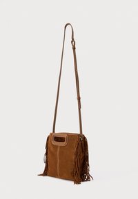 Bolso bandolera de ante marrón con un diseño de flecos. Cuenta con una forma estructurada, asa superior y correa de cuero ajustable.