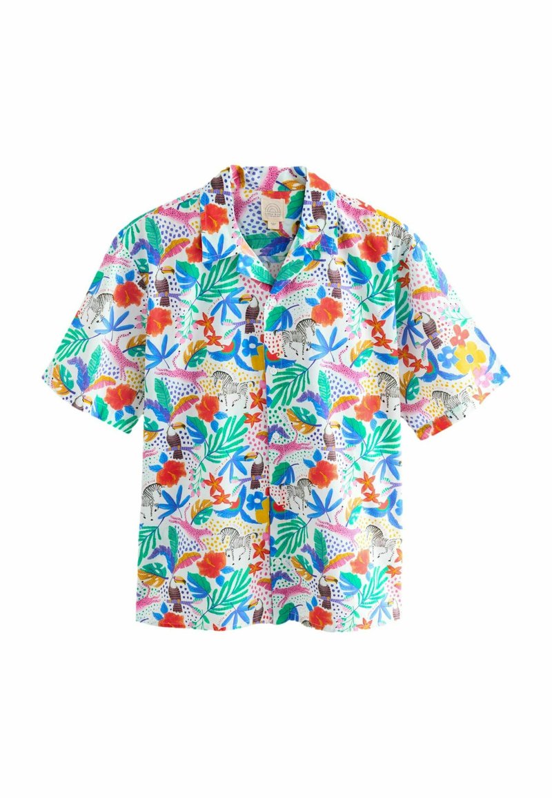 Kortærmet skjorte med knaplukning, prydet med et levende, flerfarvet tropisk print med blomster, blade og dyremønstre på en hvid baggrund.