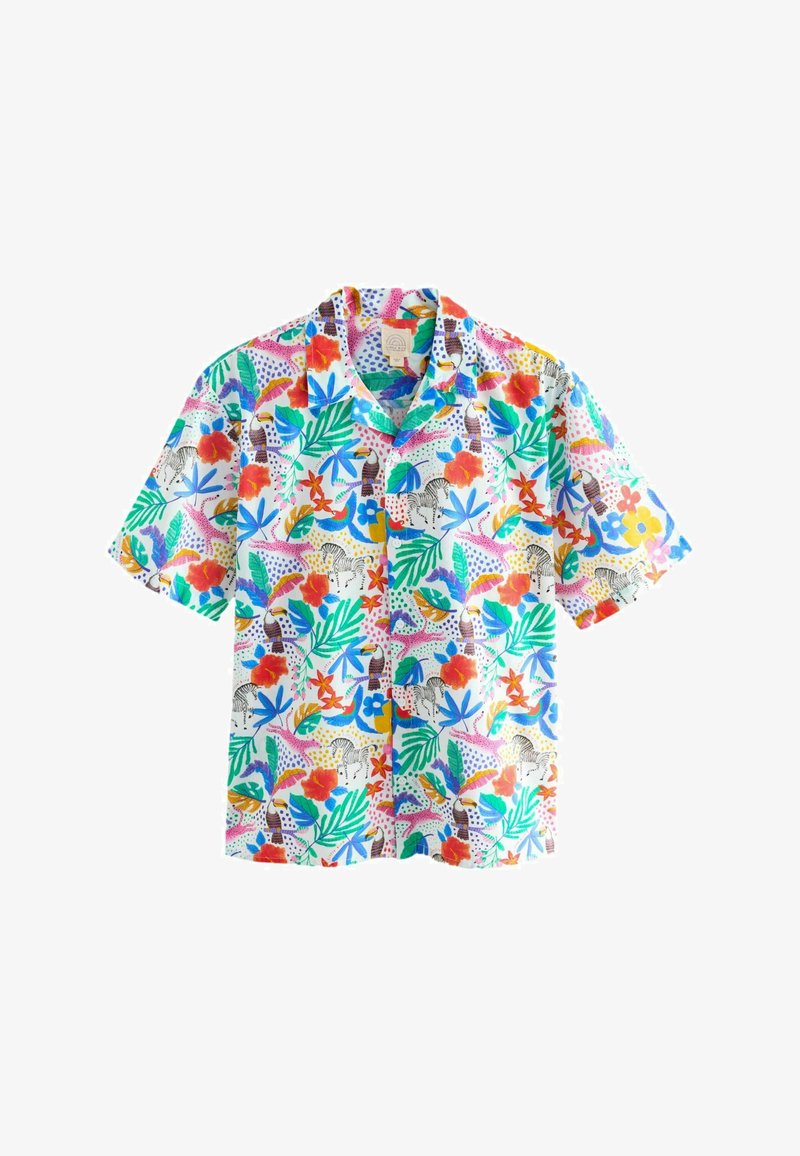 Camisa de botones de manga corta con un vibrante estampado tropical multicolor que incluye flores, hojas y patrones de animales sobre un fondo blanco.