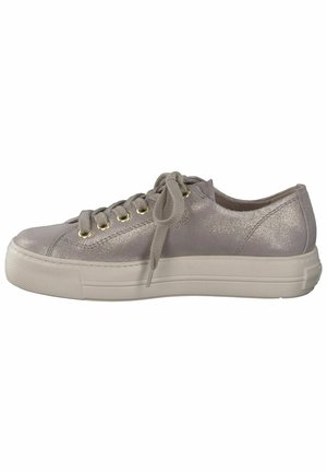 Sneaker metallico grigio chiaro con finitura testurizzata, caratterizzato da occhielli e lacci dorati, suola in gomma bianca e design a punta arrotondata.