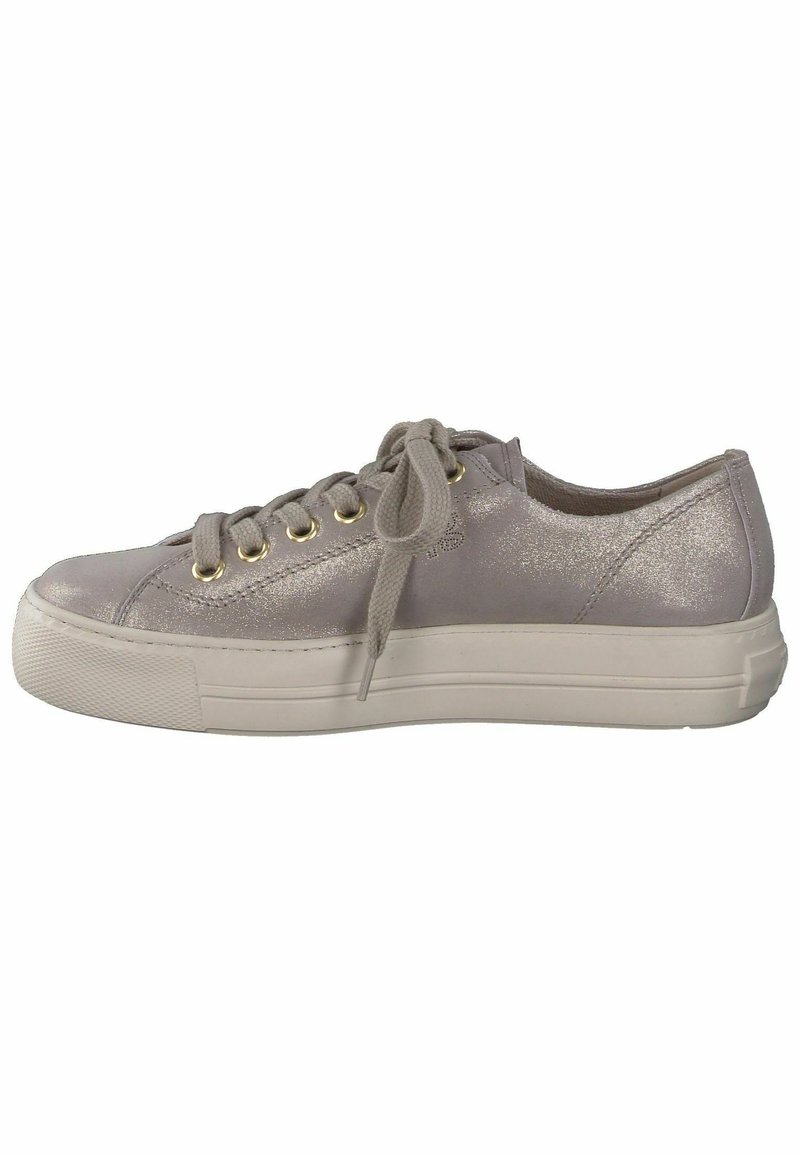 Sneaker metallico grigio chiaro con finitura testurizzata, caratterizzato da occhielli e lacci dorati, suola in gomma bianca e design a punta arrotondata.