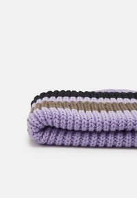Manta de malha com riscas em roxo, preto e castanho. Textura suave com um design grosso e canelado e uma borda dobrada.