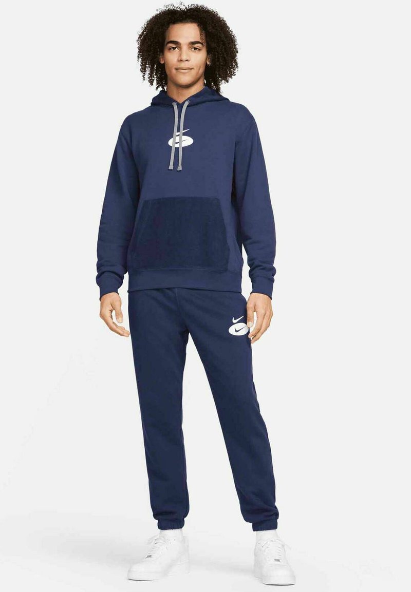 Herren Trainingsanzüge | Nike Sportswear Jogginghose nachtblau/dark-blue denim - GM75249 Herren Trainingsanzüge | Nike Sportswear Jogginghose nachtblau/dark-blue denim - GM75249