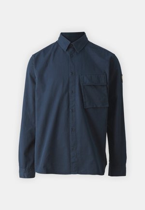 Μπλε ναυτικού χρώματος πουκάμισο με κουμπιά, κατασκευασμένο από υφαντό ύφασμα. Διαθέτει γιακά με πτυχές, μακριά μανίκια και αριστερή τσέπη στο στήθος.