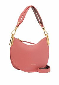 Różowa skórzana torebka na ramię o zakrzywionym kształcie, ze złotymi akcentami i odpinanym paskiem. Gładka tekstura oraz wytłoczone logo na przedniej części.