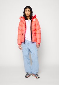 The North Face Gewatteerde jas - brilliant coral