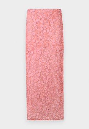 Blonderett blyantskjørt i lys rosa med blomstermønster og teksturert overflate; knelang design og en tettsittende silhuett.