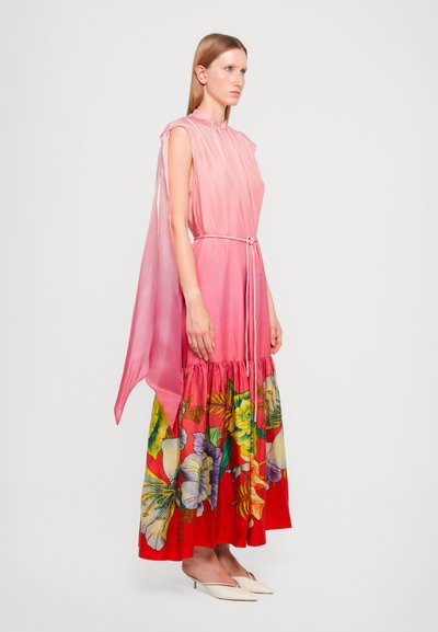 Vestido sin mangas en ombre rosa con una capa fluida, cintura ajustada, estampado floral en el dobladillo y fondo de volantes con capas. Textura de tela suave.