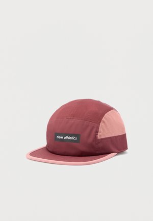Gorra atlética de cinco paneles en color burdeos y rosa con visera curva y el logo "ciele athletics" en el panel frontal, mostrada sobre fondo blanco.