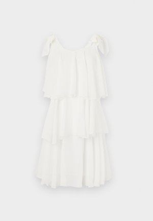 Bílá vrstvená šaty vyrobené z lehkého materiálu, s uvolněným střihem, nastavitelnými ramenními šňůrkami a splývavými vrstvami, které přidávají objem.