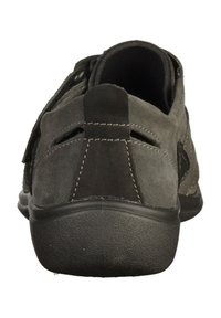 Scarpa in suede grigia con ritagli e accenti contrastanti di grigio scuro. Presenta una punta arrotondata e una suola in gomma testurizzata.