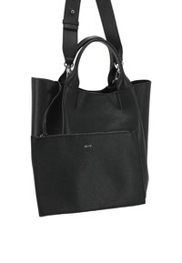 Sac fourre-tout en cuir noir avec deux poignées supérieures et une bandoulière réglable. Comprend une poche zippée à l'avant avec une marque discrète.