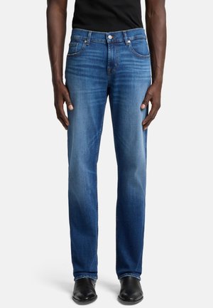 Blaue Jeans aus Denim mit geradem Bein, mittelhoher Taille, dezenter Verblassung, vorderen Taschen und silbernen Knopfakzenten.