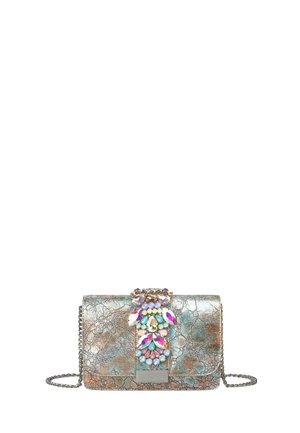 Bolso pequeño metálico con textura agrietada, cierre decorativo con piedras preciosas multicolor y correa de cadena plateada.