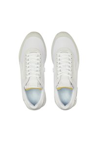 Ténis atléticos brancos com um cabedal texturizado, design de atacadores, colarinho acolchoado e palmilhas azul claras. Sola de borracha espessa com subtis detalhes.