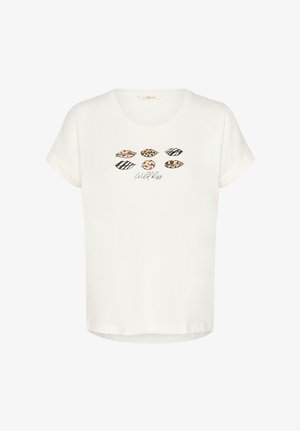 Camiseta blanca de manga corta con seis labios estampados en print animal y rayas encima del texto "Beso salvaje" en la parte frontal.