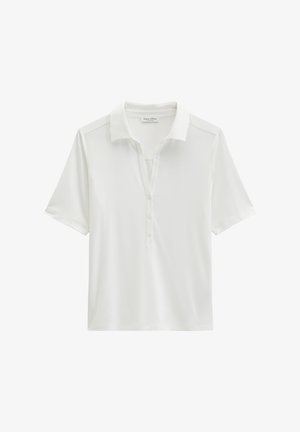 Biała koszulka polo z krótkim rękawem, kołnierzykiem i listwą na trzy guziki, pokazana na jednolitym białym tle.