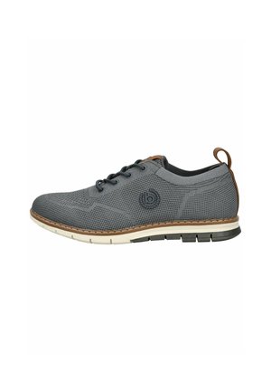 Graue Strick-Sneaker mit einer strukturierten Oberseite, braunem Lederakzent an der Zunge und weißer Gummisohle mit schwarzem Streifen.